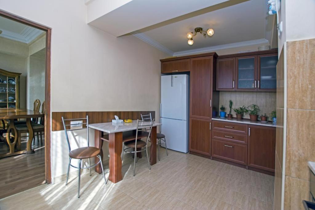 Lesi Apartament 耶烈万 外观 照片